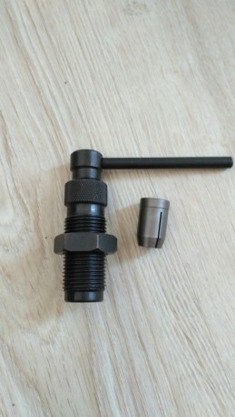 Se pone en venta un die de la marca Forster para desmontar proyectiles junto con el collet para dichas 00