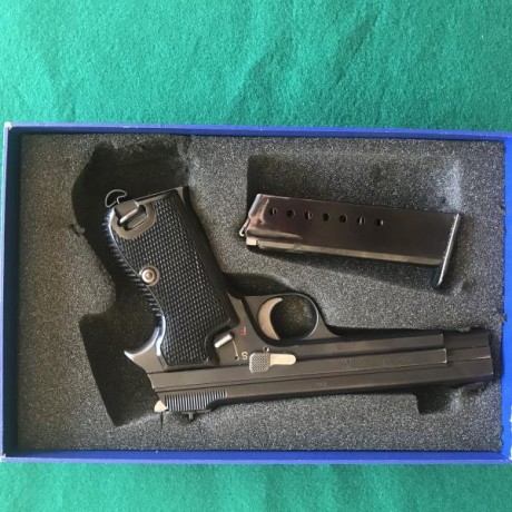 SIG P-210 Ejercito Danés estado impecable, tambien tiene cachas de madera.

El arma está en Madrid si 01