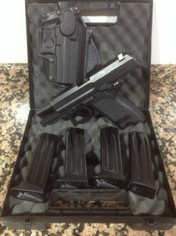 Vendo pistola 9mm HK USP Compact, con caja original, cuatro cargadores y funda Fobus, por 300 euros, apenas 01