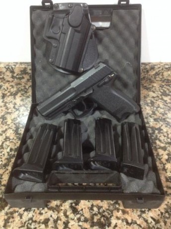 Vendo pistola 9mm HK USP Compact, con caja original, cuatro cargadores y funda Fobus, por 300 euros, apenas 00