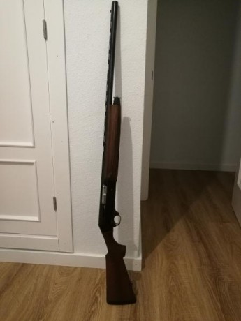 Vendo escopeta Benelli premiun superligera con muy poco uso en su maletin y con sus chokes.
Precio 400 02