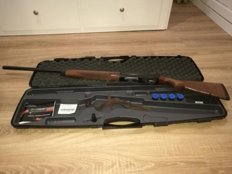 Vendo escopeta Benelli premiun superligera con muy poco uso en su maletin y con sus chokes.
Precio 400 01
