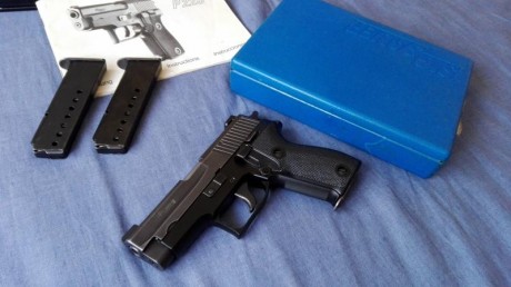 VENDO PISTOLA SIG SAUER P225 CON TRES CARGADORES, MIRAS TRUGLO Y ORIGINALES. CAJA Y MANUAL DE INSTRUCCIONES. 00