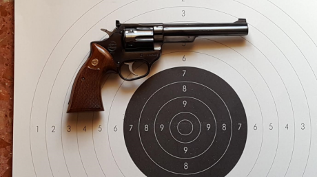 Se vende este magnífico revólver, se trata de un ASTRA la versión MATCH de competición de simple acción 01