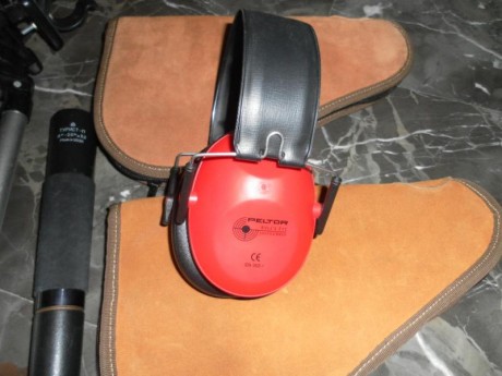 vendo equipo para tiro que ya no utilizo , cascos peltor plegables en buen estado 15€ catalejo russo con 01