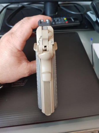 Hola a todos los compañeros,un amigo me pide que le ponga en venta esta pistola,no tendra mas de 100 o 50