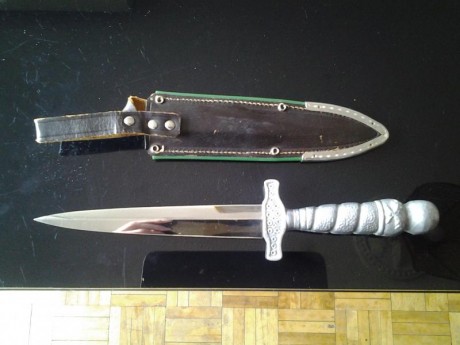 Vendo daga de Solingen con marcaje Rehwappen.  La hoja mide 15 cm con un increíble grosor de 7 mm, a 4 02