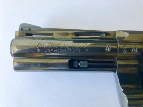 Hola, vendo colt Python de 4" color negro, el arma está en buen estado, cachas originales de madera, 02
