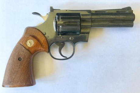 Hola, vendo colt Python de 4" color negro, el arma está en buen estado, cachas originales de madera, 01