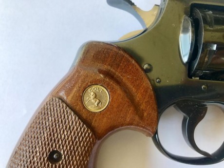 Hola, vendo colt Python de 4" color negro, el arma está en buen estado, cachas originales de madera, 00