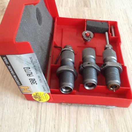 En venta tres juegos de Dies...

-- Calibre 380 ACP (9 Corto) de la marca Hornady con su shell holder 02