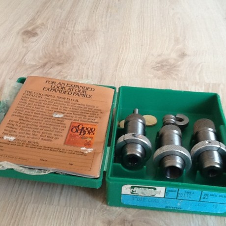 En venta tres juegos de Dies...

-- Calibre 380 ACP (9 Corto) de la marca Hornady con su shell holder 00