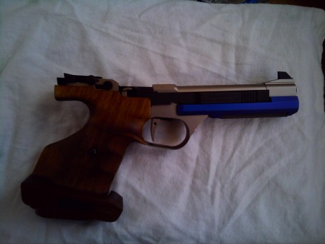 Pongo en venta mi FWB AW93, versión ligera.
El arma está en perfecto estado, va incluido maletín original, 02