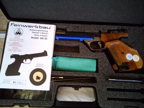 Pongo en venta mi FWB AW93, versión ligera.
El arma está en perfecto estado, va incluido maletín original, 01