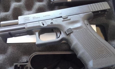 Hola a todos. 

Vendo pistola Glock modelo 22 4ª Generación.

Cal. .40s&w, lomos intercambiables.

Muy 00