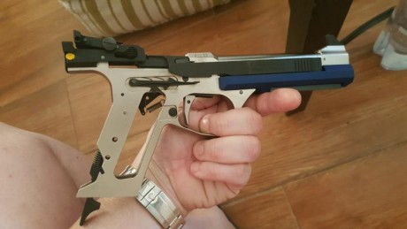 Hola compañeros en esta ocasión vendo una pistola ya por todos de sobras conocida la pistola Feinwerkbau 102