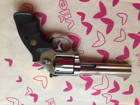Un compañero me pide que le ponga a la venta su revolver, un smith wesson 686 de 6", calibre 38sp/357mag. 01