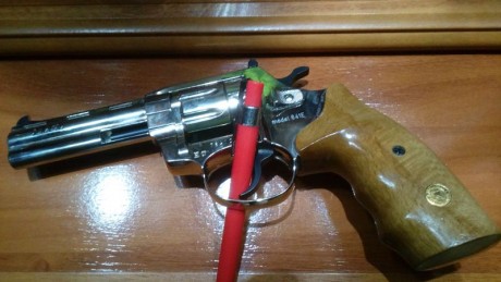 Hola a todos.
Pongo a la venta un revólver Flobert de la marca ALFA Modelo 641E, de 4" de cañón, 00