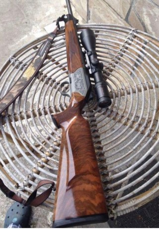 Un amigo quiere vender un rifle BLASER R8 calibre 270 con grabados de corzos y ciervos.El acabado del 01