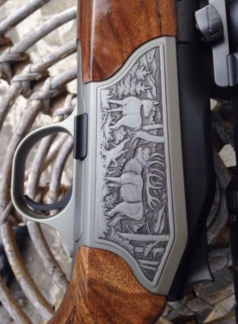 Un amigo quiere vender un rifle BLASER R8 calibre 270 con grabados de corzos y ciervos.El acabado del 00