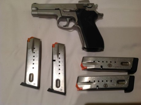 VENDO PISTOLA SMITH&WESSON 5906 calibre 9mm parabelum en perfecto estado. Ha disparado muy pocas veces. 02