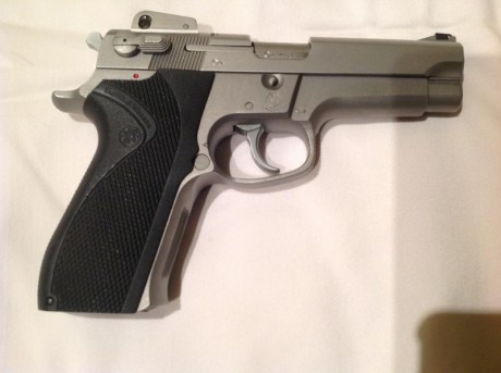 VENDO PISTOLA SMITH&WESSON 5906 calibre 9mm parabelum en perfecto estado. Ha disparado muy pocas veces. 00