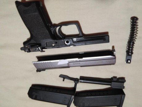 Hola, vendo esta magnífica pistola HK, en perfecto estado y muy poco uso es de 9mm, se vende con dos cargadores 30