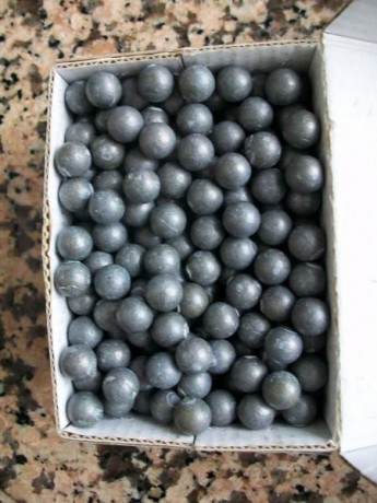 En Madrid, vendo bolas calibre para avancarga, plomo puro, fundidas con turquesa Pedersoli.
7 Euros las 01