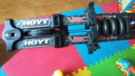 Vendo hoyt vector 35, 50-60# de potencia, diestro, color negro y 27 de apertura. El arco esta en perfecto 01