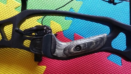 Vendo hoyt vector 35, 50-60# de potencia, diestro, color negro y 27 de apertura. El arco esta en perfecto 00