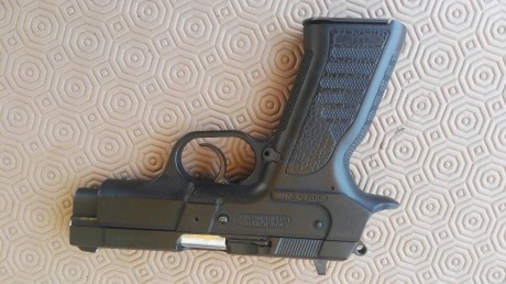 Pues la tengo cogiendo polvo en el armero tiro muy poco con la 9 mm y utilizo una colt esta esta practicamente 02