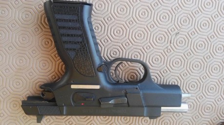 Pues la tengo cogiendo polvo en el armero tiro muy poco con la 9 mm y utilizo una colt esta esta practicamente 01