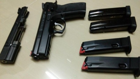 Magnifico revolver Alfa de seis disparos y seis pulgadas con guia en el lomo del cañon para elementos 11