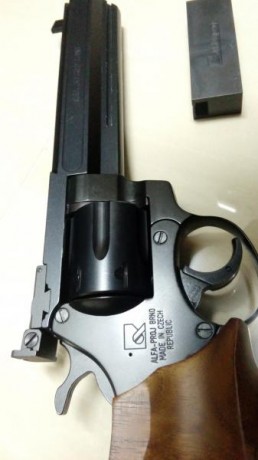 Magnifico revolver Alfa de seis disparos y seis pulgadas con guia en el lomo del cañon para elementos 10