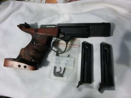 Vendo pistola cal.22 Unique DES 69 U.
Está en buenas condiciones ,no tiene oxidos ni desgastes apreciables 02