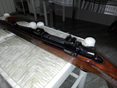 vendo por hacer sitio en armero rifle de cerrojo sako stuzen,el modelo AV.en calibre 300.lleva monturas 01