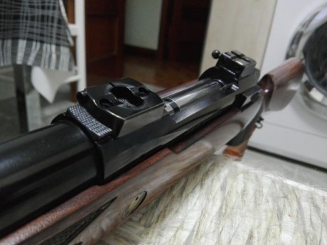 vendo por hacer sitio en armero rifle de cerrojo sako stuzen,el modelo AV.en calibre 300.lleva monturas 10