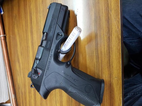 Vendo Beretta PX4 Storm 9 pb en su maletín original ,2 cargadores, sólo estrenada no más de 200 disparos 00