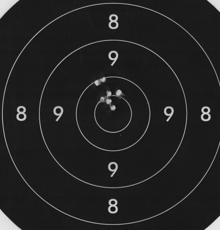 os dejo la foto de la primera diana pequeña que tiro a 50 metros con la zastava 22lr.
ya se que no es 100