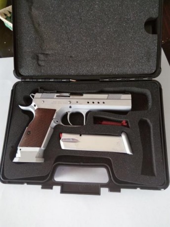 Vendo esta pistola del 9 parabelum con un cargador y maletín, está en muy buen estado y agrupa de maravilla 02