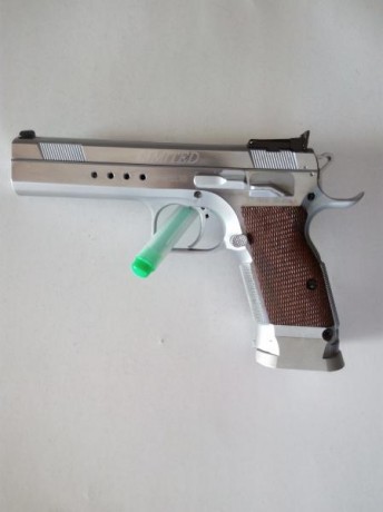 Vendo esta pistola del 9 parabelum con un cargador y maletín, está en muy buen estado y agrupa de maravilla 01