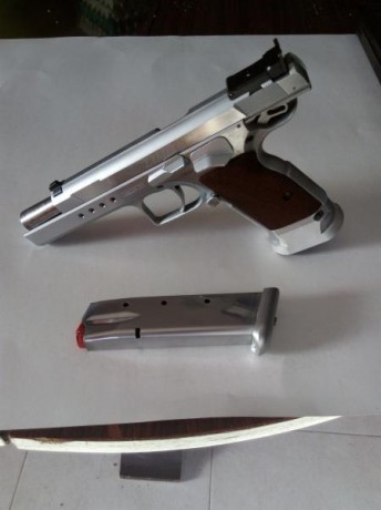 Vendo esta pistola del 9 parabelum con un cargador y maletín, está en muy buen estado y agrupa de maravilla 00