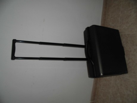 Hola,
Vendo este maletín Samsonite, está usado con algunos roces pero en buen estado,  cierre por combinación, 02