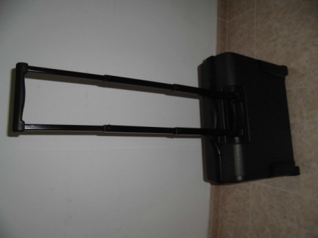 Hola,
Vendo este maletín Samsonite, está usado con algunos roces pero en buen estado,  cierre por combinación, 01