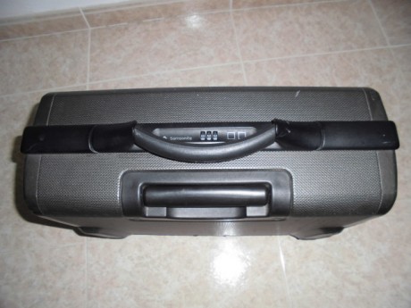 Hola,
Vendo este maletín Samsonite, está usado con algunos roces pero en buen estado,  cierre por combinación, 00