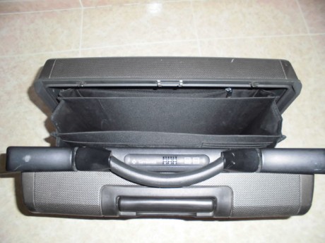 Hola,
Vendo este maletín Samsonite, está usado con algunos roces pero en buen estado,  cierre por combinación, 11