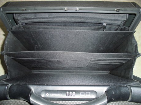 Hola,
Vendo este maletín Samsonite, está usado con algunos roces pero en buen estado,  cierre por combinación, 10