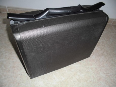 Hola,
Vendo este maletín Samsonite, está usado con algunos roces pero en buen estado,  cierre por combinación, 22