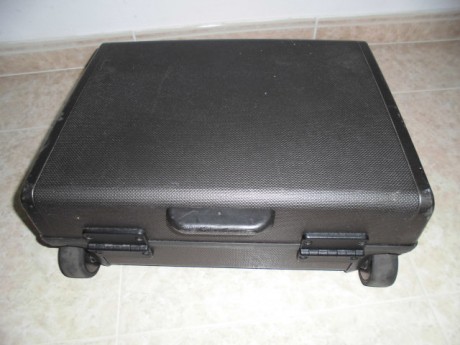 Hola,
Vendo este maletín Samsonite, está usado con algunos roces pero en buen estado,  cierre por combinación, 21