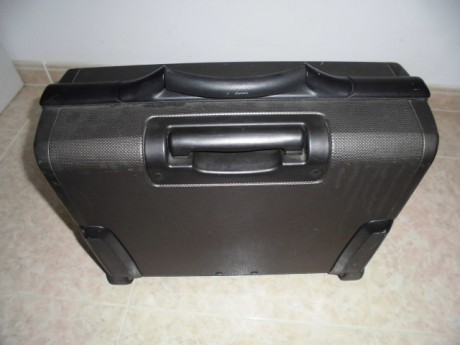 Hola,
Vendo este maletín Samsonite, está usado con algunos roces pero en buen estado,  cierre por combinación, 20